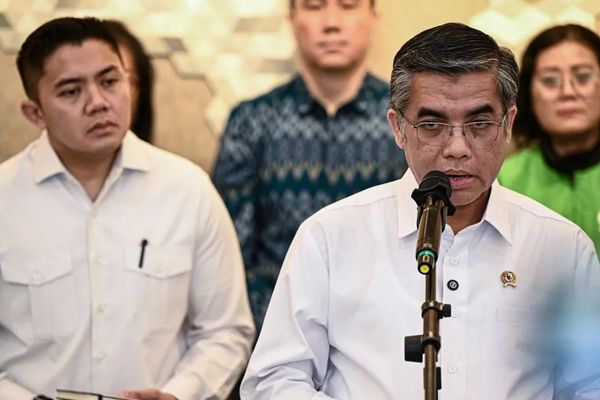 Menteri Ketenagakerjaan Yassierli (kanan) dan Sekretaris Kabinet Teddy Indra Wijaya (kiri) menyampaikan keterangan saat konferensi pers terkait tunjangan hari raya (THR) di Kantor Kemenko Bidang Perekonomian, Jakarta, Selasa 3 Maret 2026. Pemerintah 