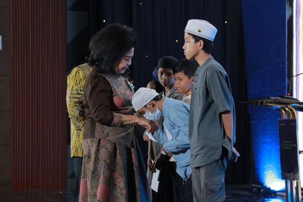 Ibu Lince Berliana memberikan santunan kepada anak yatim di acara buka puasa bersama karyawan NT Corp