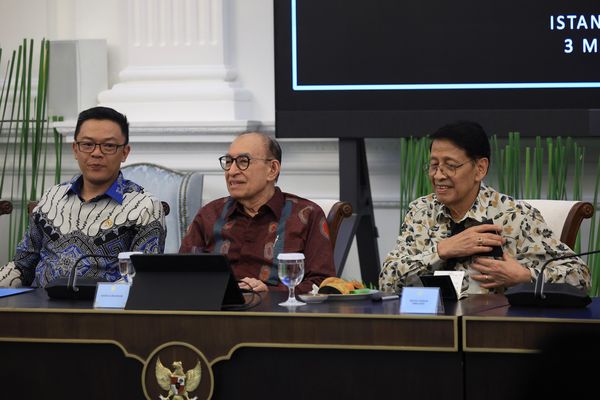 Menlu Sugiono bersama eks Menlu