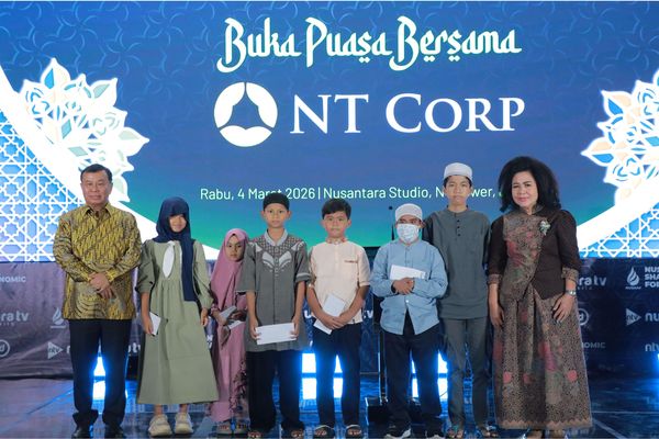 Presiden Komisaris NT Corp Nurdin Tampubolon beserta Ibu Lince Berliana memberikan santunan anak yatim di acara buka puasa bersama karyawan NT Corp