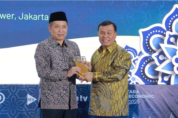 residen Komisaris NT Corp Nurdin Tampubolon memberikan plakat kepada Menteri Koperasi Ferry Juliantono di acara Nushaf 2026