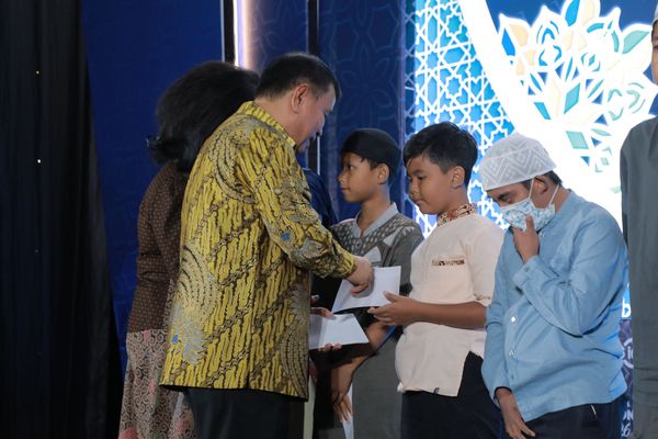 Presiden Komisaris NT Corp Nurdin Tampubolon saat memberikan  santunan kepada anak yatim di acara Buka puasa bersama karyawan