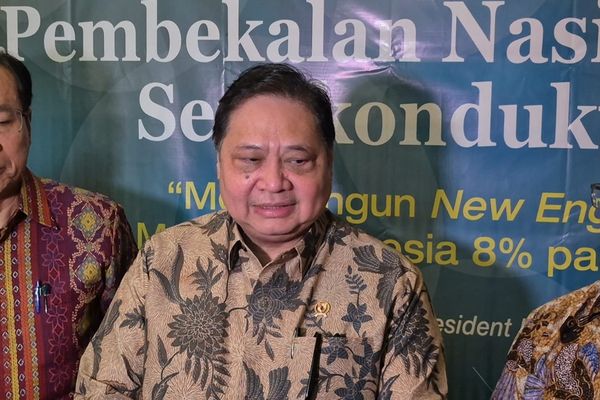 Menteri Koordinator Bidang Perekonomian Airlangga Hartarto merespons sorotan Lembaga pemeringkat Fitch Ratings terhadap sovereign wealth fund Danantara dalam laporan terbaru yang menurunkan outlook peringkat utang Indonesia menjadi negatif.
