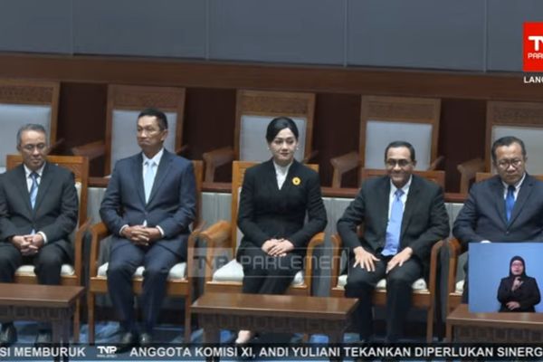 Dewan Komisioner Otoritas Jasa Keuangan terpilih. 