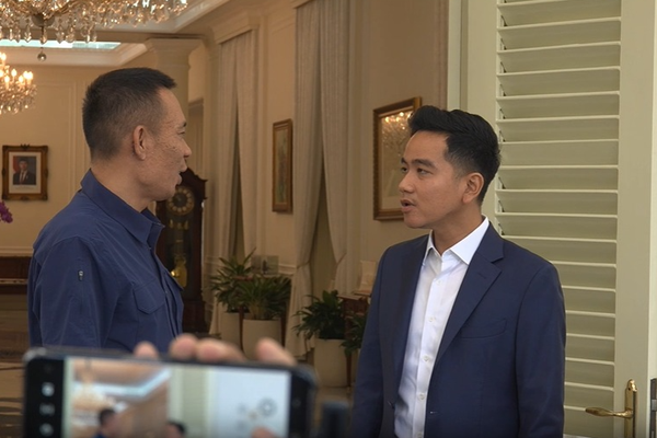 hli digital forensik Rismon Hasiholan Sianipar menemui Wakil Presiden Gibran Rakabuming di Istana Wakil Presiden.