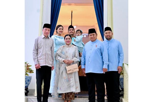 Presiden ke-7 Jokowi Bersama Keluarga Hadiri Open House Presiden Prabowo di Istana