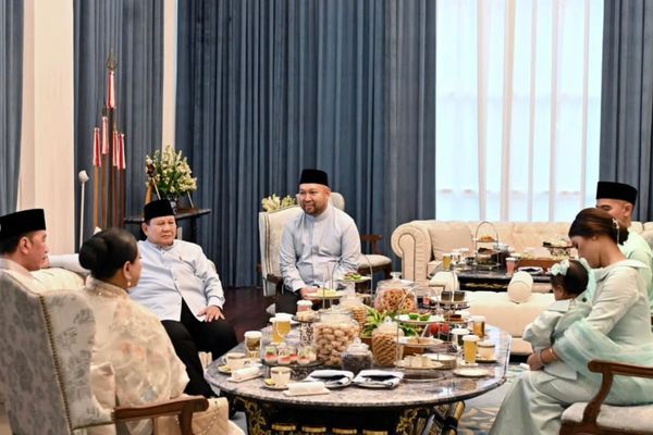 Presiden ke-7 Jokowi bersama Iriana, Kaesang, Erina hadiri Griya Istana saat Idul Fitri 