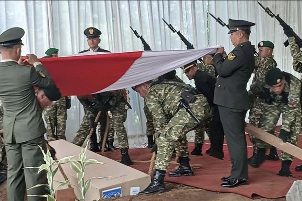 Seorang prajurit TNI Sersan Kepala (Anumerta) Muhammad Nur Ichwan dimakamkan di Taman Makam Pahlawan Giri Dharmoloyo, Kota Magelang, Jawa Tengah, Minggu (5/4/2026). ANTARA/Heru Suyitno