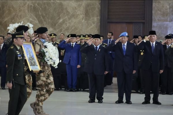 Kehadiran Presiden Republik Indonesia Prabowo Subianto menjadi sorotan saat menyambut tiga prajurit TNI yang gugur dalam misi perdamaian dunia di Lebanon.