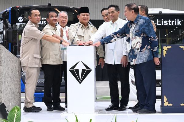Prabowo Subianto Resmikan Pabrik Perakitan Kendaraan Komersial Listrik