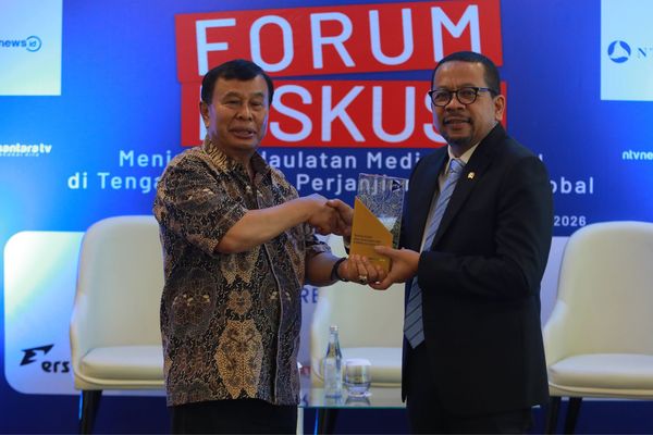 Presiden Komisaris NT Corp Nurdin Tampubolon menyerahkan plakat ke Kepala Staf Kepresidenan M Qodari diacara Forum Diskusi di NTV