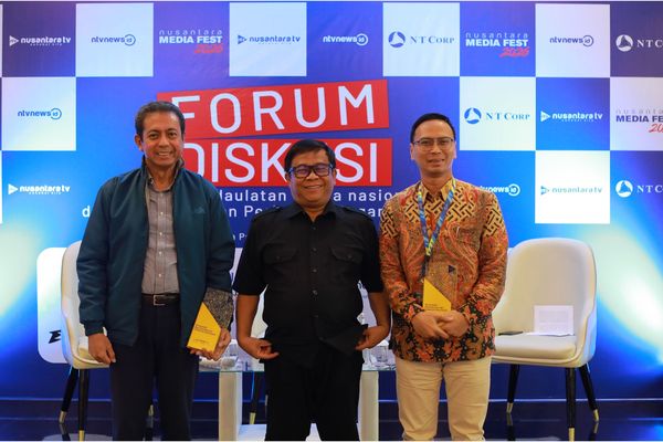 Komisi Sistem dan Teknologi Penyiaran (ATVSI), Rachmat Akbari dan Ketua Bidang Advokasi dan Regulasi Asosiasi Media Siber Indonesia (AMSI), Amrie Hakim bersama Direktur Komersial NTV Dede Apriadi di acara forum diskusi NTV