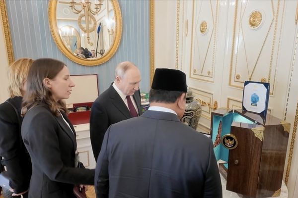Momen hangat penuh makna. Prabowo Subianto dan Vladimir Putin menunjukkan keakraban saat perpisahan di Kremlin&mdash;simbol kuat persahabatan Indonesia&ndash;Rusia yang terus terjalin.
