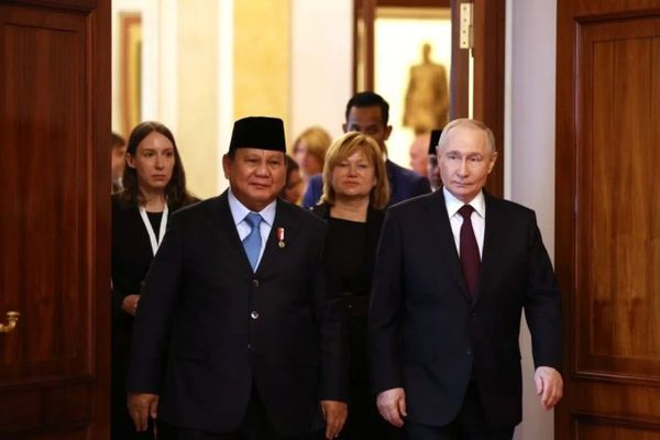 Presiden RI Prabowo Subianto (kiri) dan Presiden Rusia Vladimir Putin ketika berada Istana Kremlin, Moskow, Rusia, Senin (13/4/2026) (ANTARA/HO-Bakom RI)