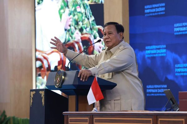 Presiden Prabowo Subianto memberikan pengarahan dalam acara Pengarahan Presiden Republik Indonesia pada Kursus Pemantapan Pimpinan Daerah bagi Ketua DPRD Seluruh Indonesia di Magelang, Jawa Tengah, Sabtu (18/4/2026). (Foto: Dok/Istimewa/Bakom RI)
