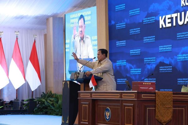 Presiden Prabowo Subianto memberikan pengarahan dalam acara Pengarahan Presiden Republik Indonesia pada Kursus Pemantapan Pimpinan Daerah bagi Ketua DPRD Seluruh Indonesia di Magelang, Jawa Tengah, Sabtu (18/4/2026). (Foto: Dok/Istimewa/Bakom RI)
