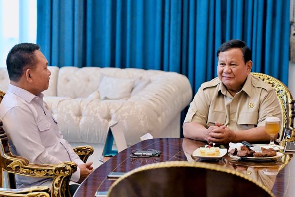 Presiden Prabowo Subianto menerima Penasihat Khusus Presiden Bidang Pertahanan Nasional Jenderal TNI (Purn) Dudung Abdurachman di Istana Merdeka
