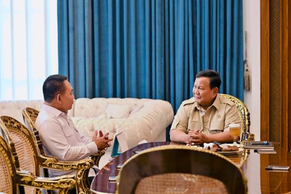 Presiden Prabowo Subianto menerima Penasihat Khusus Presiden Bidang Pertahanan Nasional Jenderal TNI (Purn) Dudung Abdurachman di Istana Merdeka