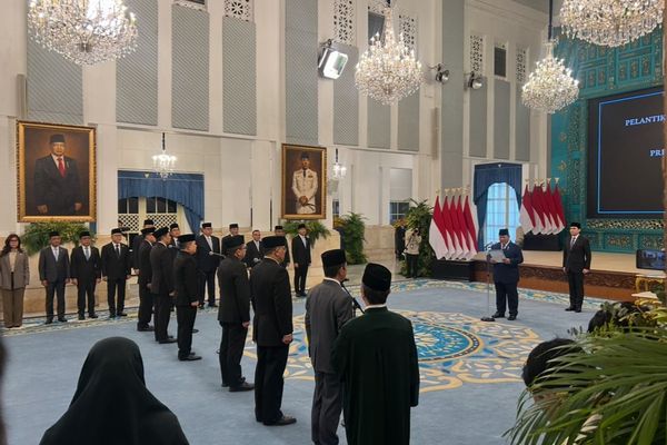 Presiden Prabowo Subianto resmi melantik sejumlah pejabat baru di lingkungan Istana Negara dalam sebuah upacara kenegaraan yang digelar pada Senin, 27 April 2026