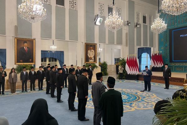 Presiden Prabowo Subianto resmi melantik sejumlah pejabat baru di lingkungan Istana Negara dalam sebuah upacara kenegaraan yang digelar pada Senin, 27 April 2026