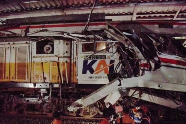 Evakuasi Korban Kecelakaan Kereta di Bekasi