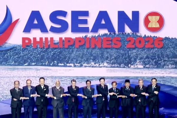 Presiden Prabowo Subianto (tiga kanan) berfoto bersama dengan pose khas &ldquo;ASEAN handshake&rdquo; saat upacara pembukaan KTT Ke-48 ASEAN dan Pertemuan Terkait di Mectan Expo, Cebu, Filipina, Jumat 8 Mei 2026. ANTARA/HO-BPMI Sekretariat Presiden.
