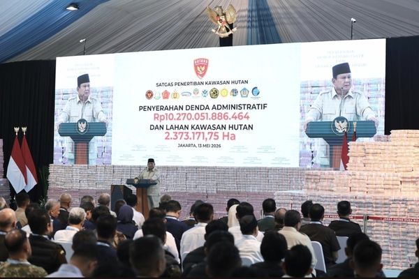Presiden Prabowo Subianto pada Rabu 13 Mei 2026 menginstruksikan penurunan bunga kredit bagi keluarga prasejahtera menjadi di bawah 9 persen guna menciptakan akses permodalan yang lebih adil dan inklusif bagi rakyat kecil.