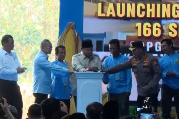 Prabowo Subianto meresmikan groundbreaking 10 gudang ketahanan pangan, peluncuran operasional Satuan Pelayanan Pemenuhan Gizi (SPPG) Polri, serta panen raya jagung di Tuban, Jawa Timur, Sabtu, 16 Mei 2026