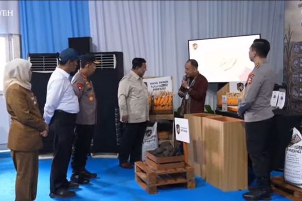 Prabowo Subianto meresmikan groundbreaking 10 gudang ketahanan pangan, peluncuran operasional Satuan Pelayanan Pemenuhan Gizi (SPPG) Polri, serta panen raya jagung di Tuban, Jawa Timur, Sabtu, 16 Mei 2026