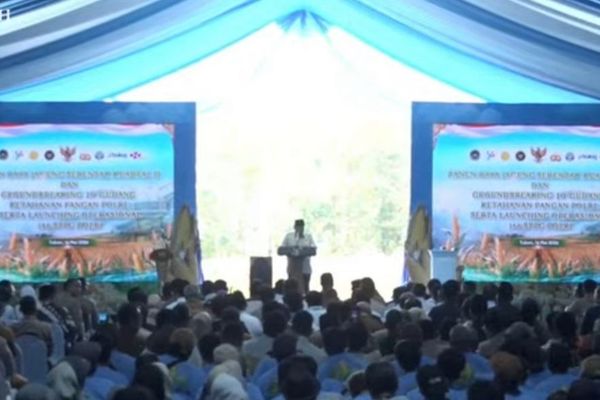 Prabowo Subianto meresmikan groundbreaking 10 gudang ketahanan pangan, peluncuran operasional Satuan Pelayanan Pemenuhan Gizi (SPPG) Polri, serta panen raya jagung di Tuban, Jawa Timur, Sabtu, 16 Mei 2026