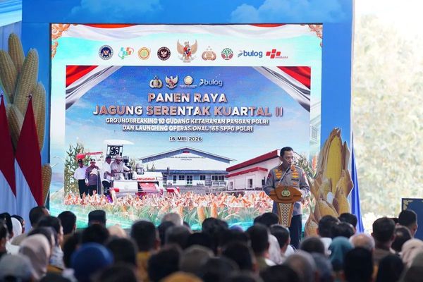 Kapolri Jenderal Listyo Sigit Prabowo memberikan laporan di hadapan Presiden Prabowo Subianto dalam acara panen raya jagung serentak kuartal II, groundbreaking 10 gudang ketahanan Polri serta peluncuran operasional 166 SPPG Polri di Kabupaten Tuban, 