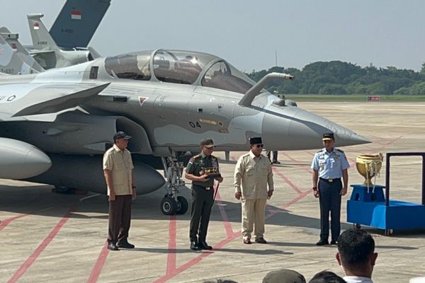 Presiden Prabowo Subianto menghadiri agenda penyerahan sejumlah alutsista strategis kepada TNI dalam sebuah seremoni yang digelar di Base Ops Lanud Halim Perdana Kusuma