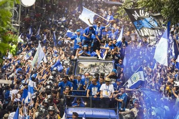 Arsip foto - Tim Persib Bandung membawa trofi BRI Liga 1 2024/2025 saat pawai di Jalan Wastukencana, Bandung, Jawa Barat, Minggu (25/5/2025). ANTARA FOTO/Novrian Arbi/tom/aa.
