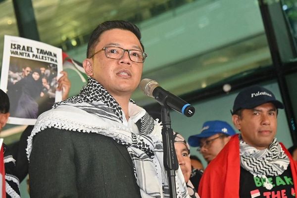 Menteri Luar Negeri (Menlu) Sugiono menyambut kedatangan sembilan warga negara Indonesia (WNI) relawan Global Sumud Flotilla (GSF) 2.0 yang sebelumnya mengalami penangkapan dan penahanan oleh otoritas Israel. (Foto: Dok/Istimewa/Bakom RI)
