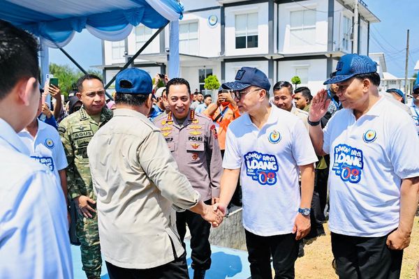 Momen Panglima TNI Dampingi Prabowo Subianto Panen Raya Udang di Kebumen