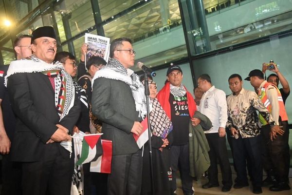 Menteri Luar Negeri (Menlu) Sugiono menyambut kedatangan sembilan warga negara Indonesia (WNI) relawan Global Sumud Flotilla (GSF) 2.0 yang sebelumnya mengalami penangkapan dan penahanan oleh otoritas Israel. (Foto: Dok/Istimewa/Bakom RI)
