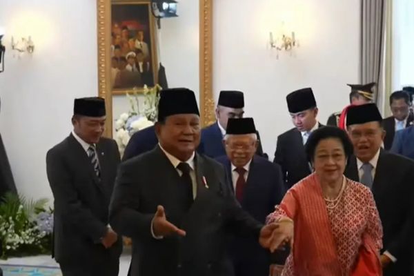 Momen Prabowo Gandeng Tangan Megawati Usai Upacara Hari Lahir Pancasila
