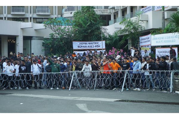 Konferensi Pers dan Suasana Eksekusi Hotel Sultan