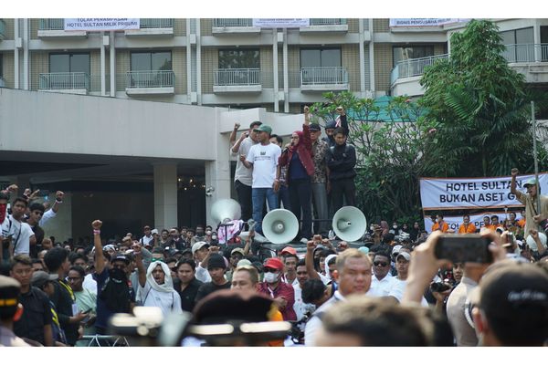 Konferensi Pers dan Suasana Eksekusi Hotel Sultan