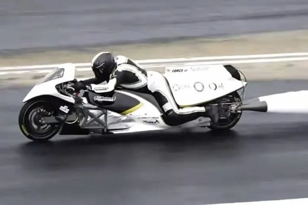Luar Biasa! Motor Uap Ini Berakselerasi Secepat Jet Tempur