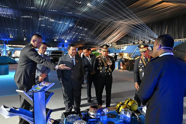 Prabowo Subianto meninjau Pameran Bhayangkara yang digelar dalam rangka Peringatan ke-80 Hari Bhayangkara Tahun 2026 di Lapangan Satuan Latihan Korbrimob, Cikeas, Kabupaten Bogor