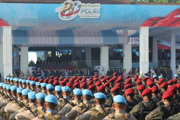 Presiden Prabowo Subianto memimpin Upacara Hari Bhayangkara ke-80 di Satlat Brimob Cikeas, Bogor, Selasa, 1 Juli 2026. Presiden menegaskan Polri harus selalu hadir untuk rakyat, membela rakyat, dan mengabdi demi kepentingan bangsa dan negara.