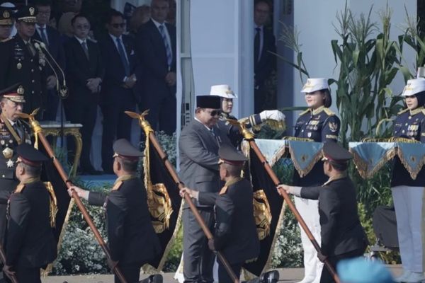 Presiden RI Prabowo Subianto saat menganugerahkan tanda kehormatan Nugraha Sakanti kepada Kapolda Metro Jaya Komjen Pol Asep Edi Suheri saat upacara Hari Bhayangkara ke-80 di Cikeas, Bogor, Jawa Barat, Rabu, 1 Juli 2026.