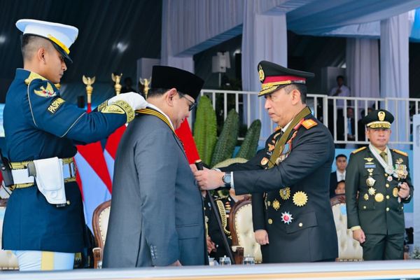 Momentum Prabowo Terima Medali Loka Praja Samrakshana pada Peringatan Ke-80 Hari Bhayangkara