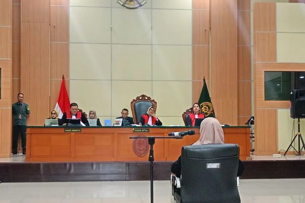 Tersangka kasus dugaan fitnah dan pencemaran nama baik terkait keaslian ijazah Presiden ke-7 RI Joko Widodo (Jokowi), Tifauzia Tyassuma (Dokter Tifa) dalam sidang perdana di Pengadilan Negeri Jakarta Timur, Kamis, 2 Juli 2026