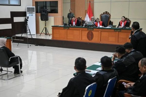 Hakim Ketua Christina Endarwati (tengah) memimpin sidang perdana kasus dugaan fitnah dan pencemaran nama baik terkait keaslian ijazah Presiden ke-7 RI Joko Widodo dengan terdakwa Tifauzia Tyassuma atau Dokter Tifa di Pengadilan Negeri Jakarta Timur, 