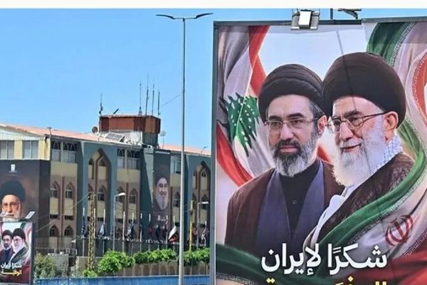 Papan reklame yang menampilkan mendiang mantan pemimpin Iran Ali Khamenei dan putranya, Mojtaba Khamenei, yang tewas dalam serangan AS dan Israel (28/2) terlihat dipasang di jalan raya Bandara Internasional Rafic Hariri di Beirut, Lebanon, Selasa, 21