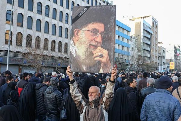 Orang-orang berkumpul di Teheran, Iran, pada 1 Maret 2026, untuk menunjukkan bela sungkawa atas kematian Ayatollah Ali Khamenei. 