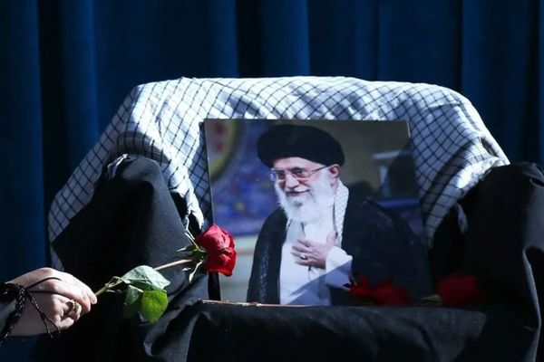 Seorang warga memberikan penghormatan bunga mawar saat unjuk rasa untuk berkabung untuk pemimpin tertinggi Iran yang telah meninggal, Ali Khamenei, dan menyatakan kesetiaan kepada Pemimpin Tertinggi yang sedang menjabat, Mojtaba Khamenei, di Teheran,