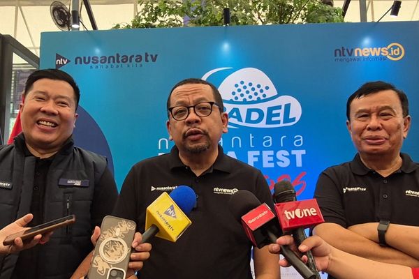 Kepala Badan Komunikasi Pemerintah (Bakom), Muhammad Qodari bersama Presiden Komisaris NT Corp, Nurdin Tampubolon dan Direktur Nusantara TV, Randy Monthonaro Tampubolon
